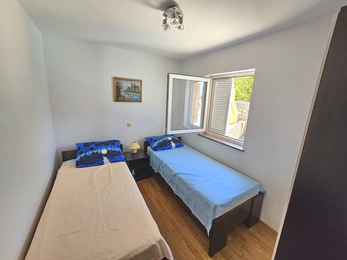 Malinska, appartamento al piano terra con giardino e piscina privata!