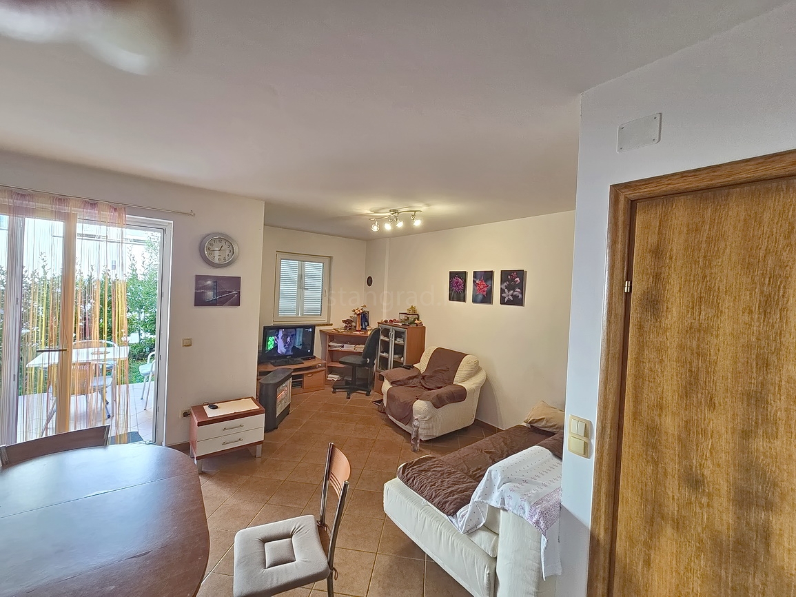 Malinska, appartamento al piano terra con giardino e piscina privata!