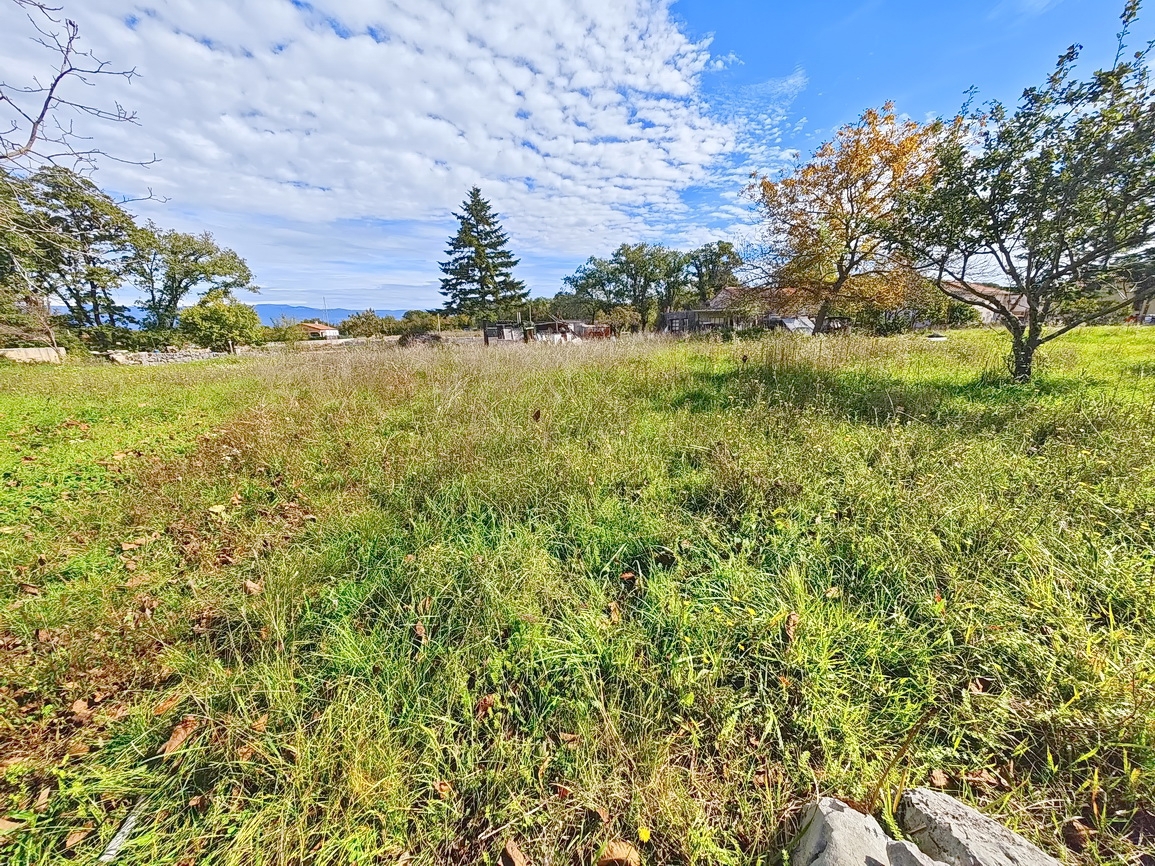 Dobrinj, ampio terreno edificabile di forma regolare in posizione tranquilla!