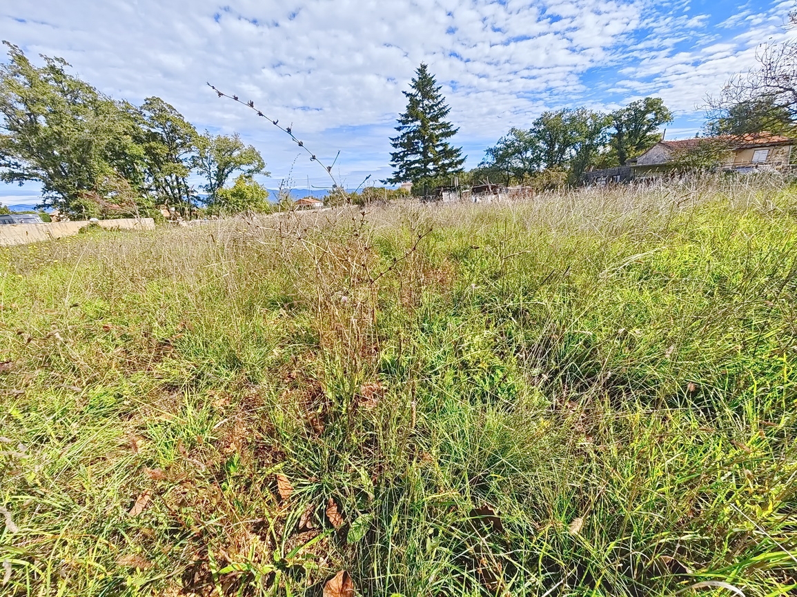 Dobrinj, ampio terreno edificabile di forma regolare in posizione tranquilla!