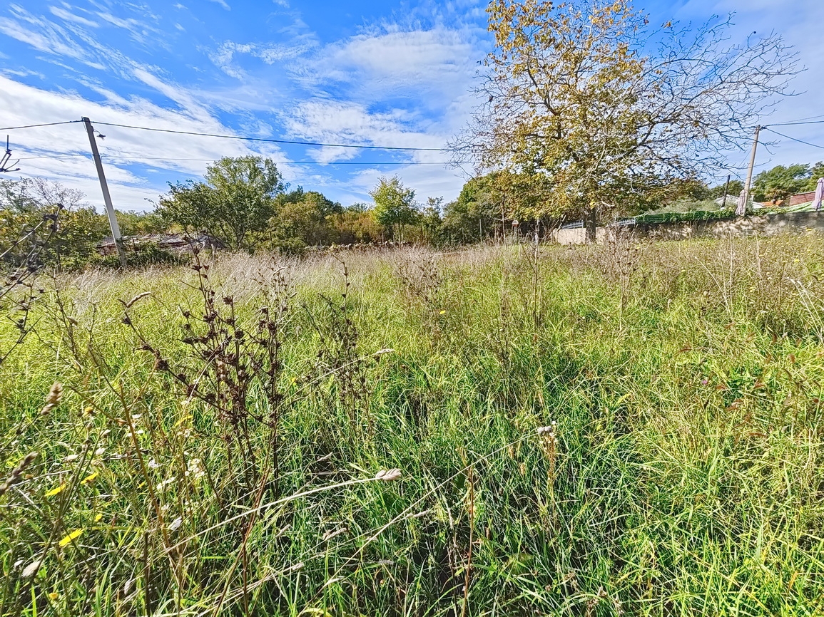 Dobrinj, ampio terreno edificabile di forma regolare in posizione tranquilla!