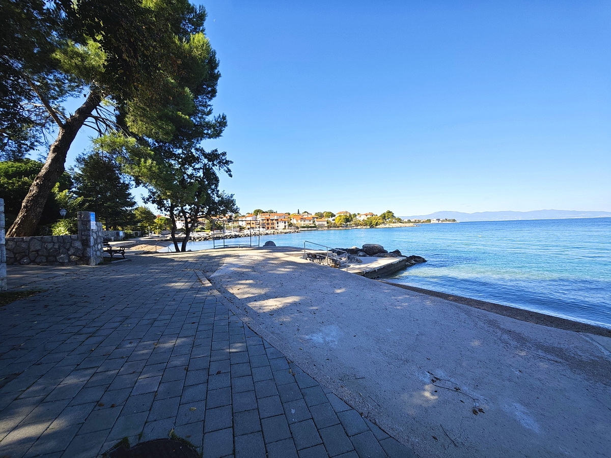 Malinska, appartamento con una camera da letto vicinissimo al mare!