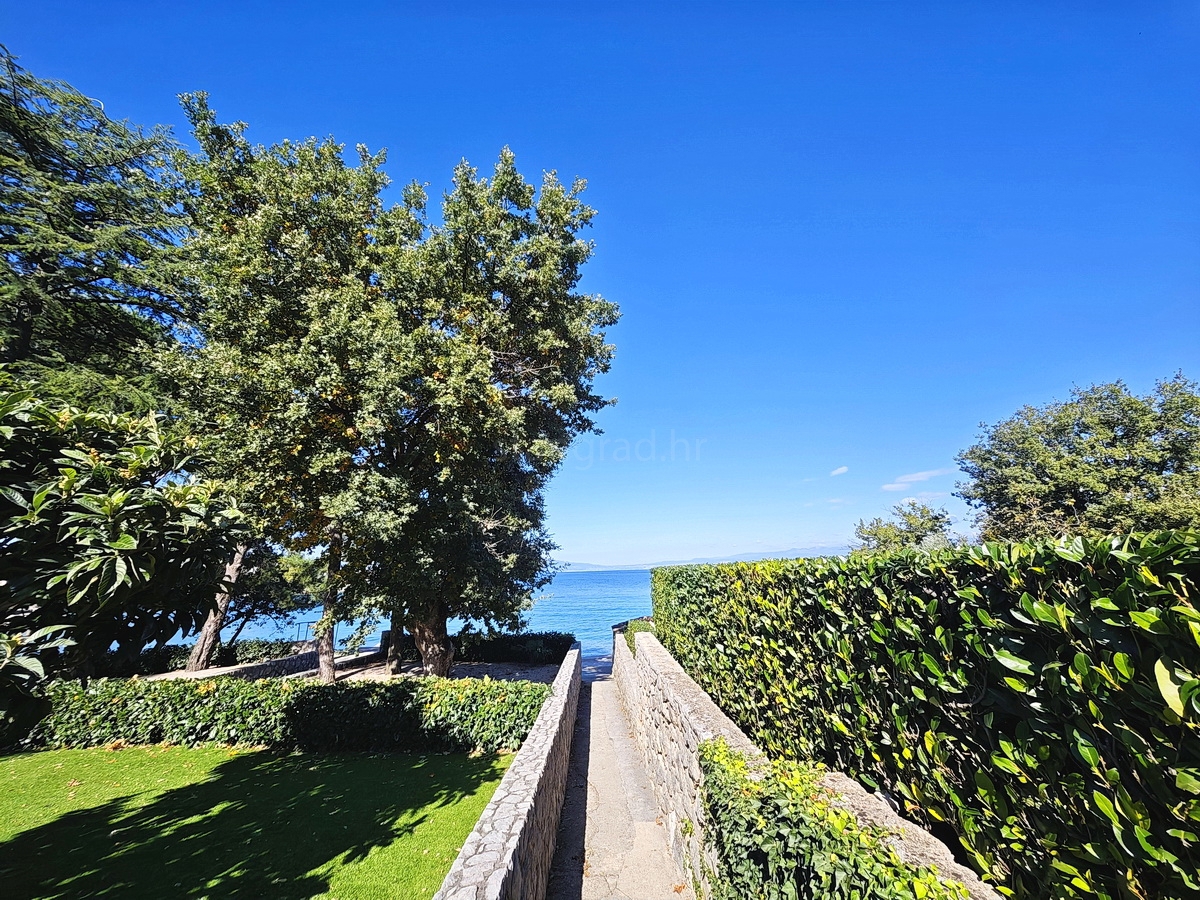 Malinska, appartamento con una camera da letto vicinissimo al mare!