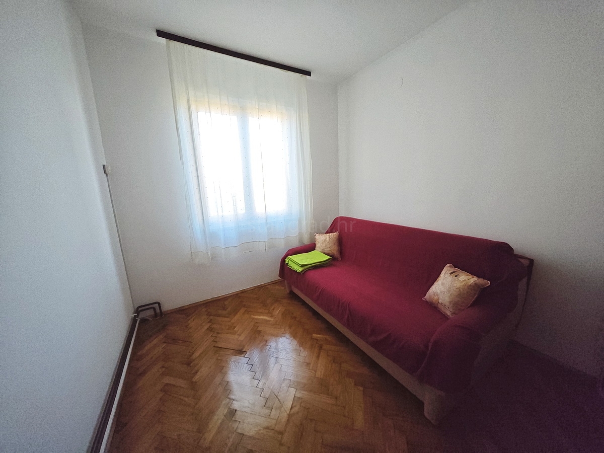 Malinska, appartamento con una camera da letto vicinissimo al mare!