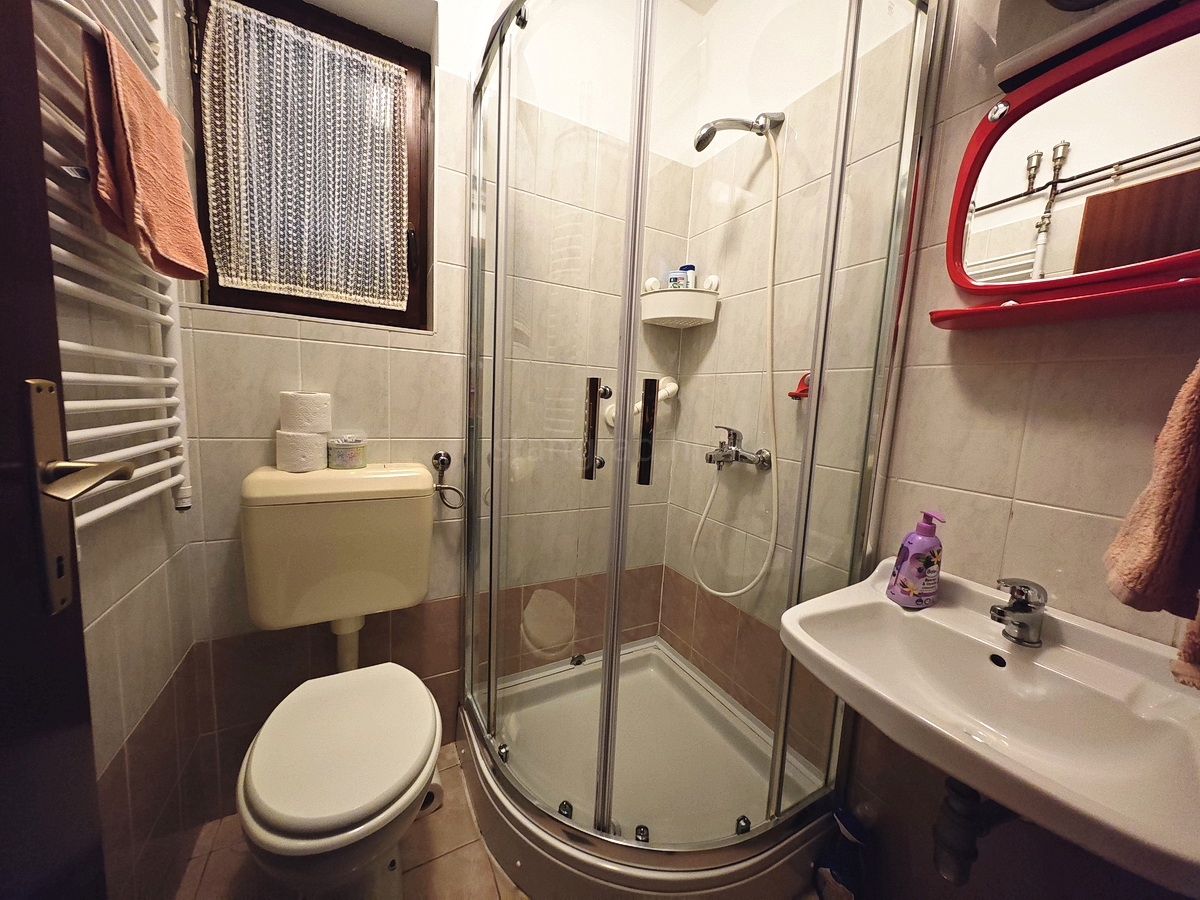 Malinska, appartamento con una camera da letto vicinissimo al mare!