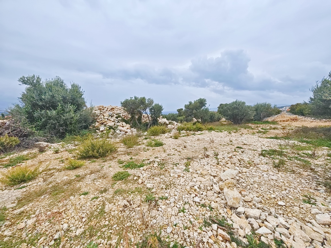 Krk, ampio terreno edificabile in posizione attraente!