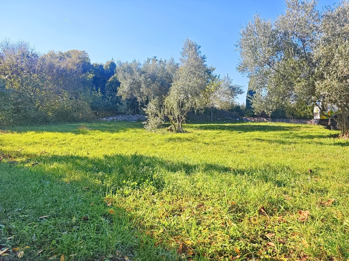 Zona di Malinska, terreno edificabile in posizione tranquilla!