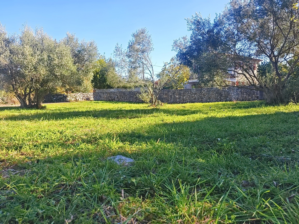 Zona di Malinska, terreno edificabile in posizione tranquilla!