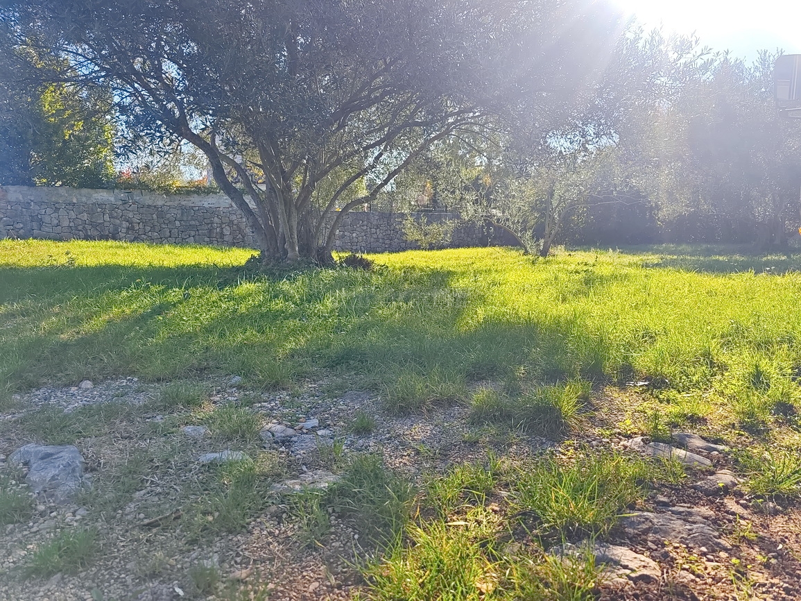 Zona di Malinska, terreno edificabile in posizione tranquilla!