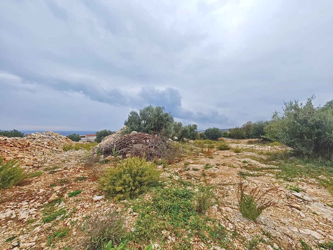 Krk, attraente terreno edificabile in ottima posizione con vista!