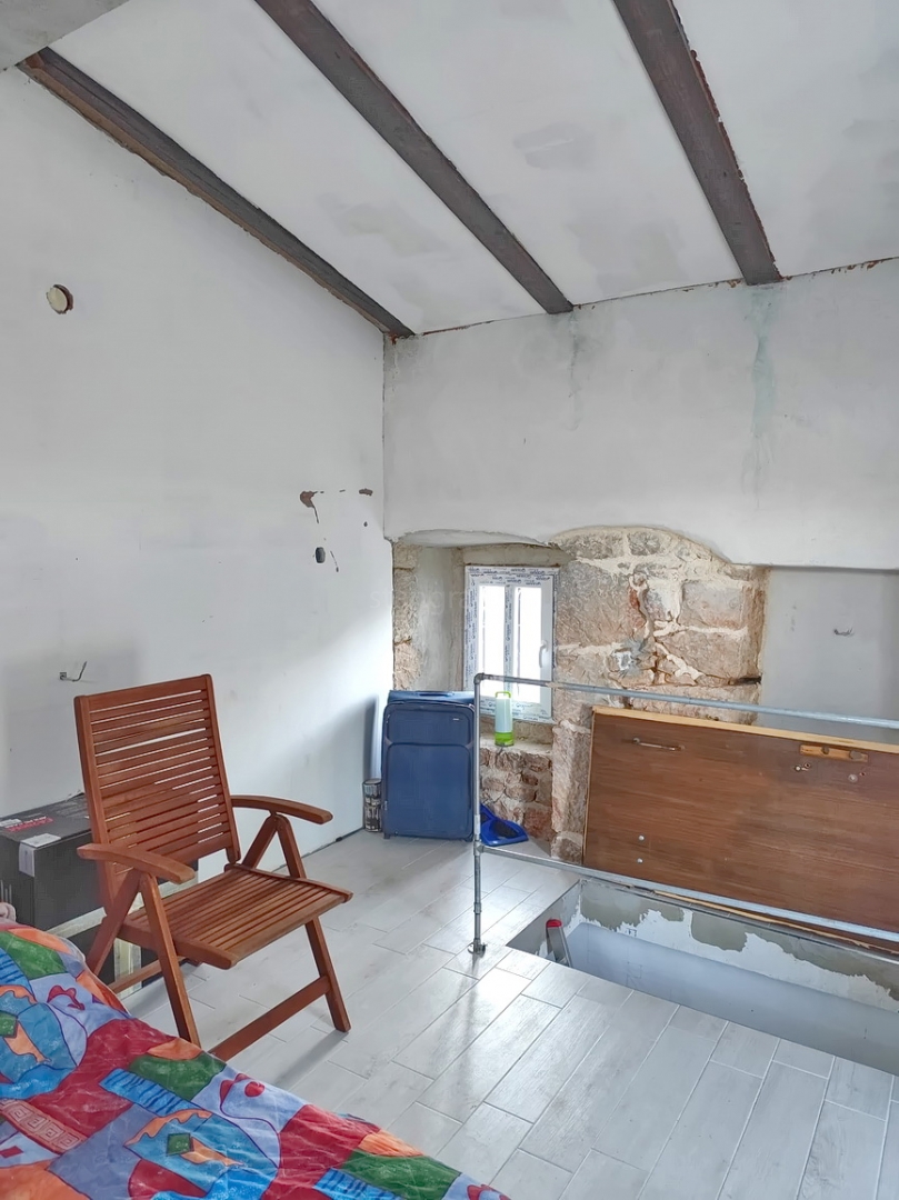 Zona di Vrbnik, casa in pietra con vista mare e giardino!