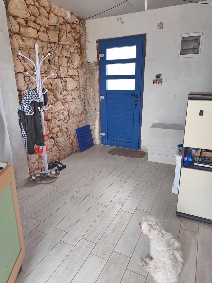 Zona di Vrbnik, casa in pietra con vista mare e giardino!