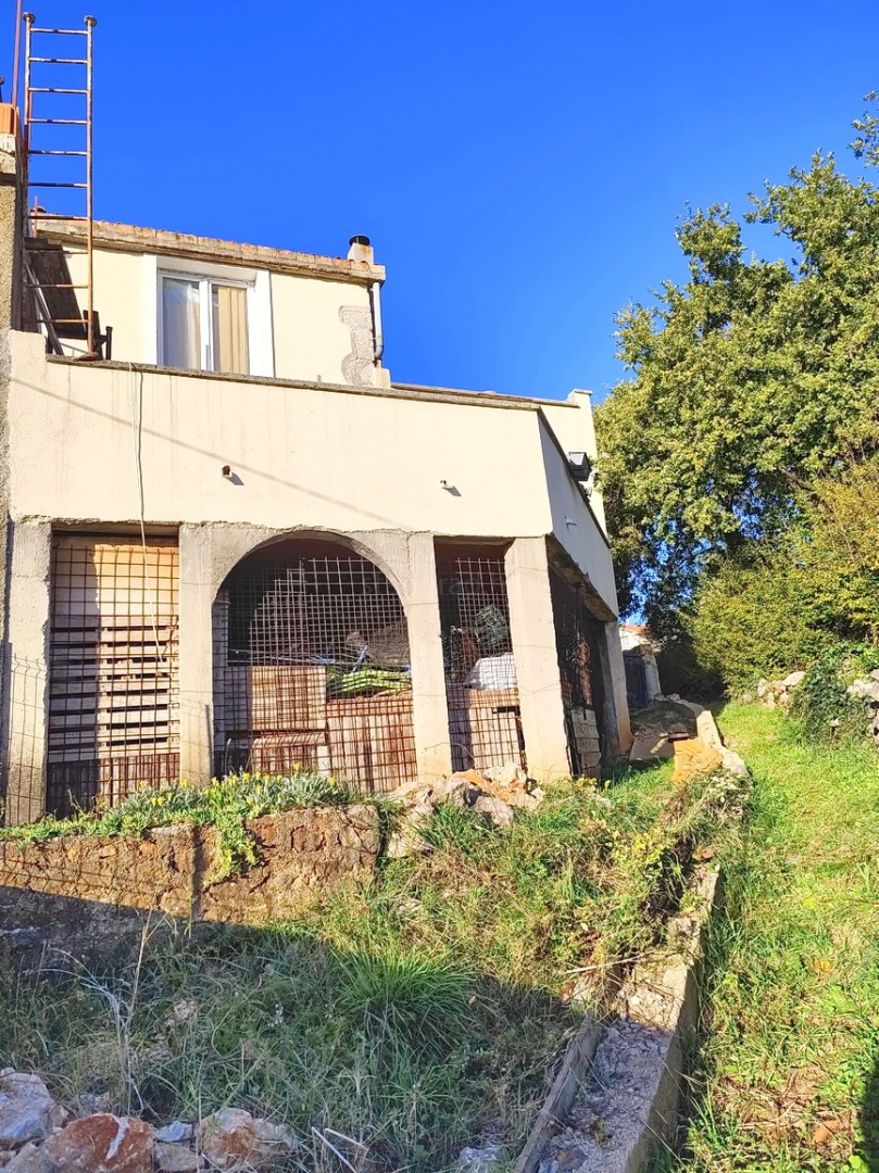 Zona di Vrbnik, casa in pietra con vista mare e giardino!