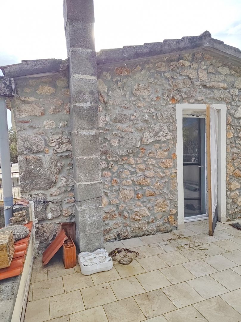 Zona di Vrbnik, casa in pietra con vista mare e giardino!