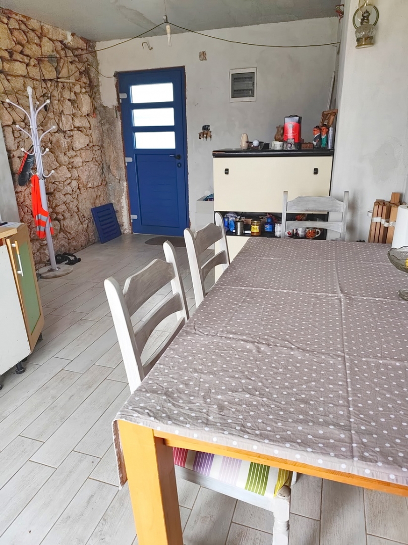 Zona di Vrbnik, casa in pietra con vista mare e giardino!