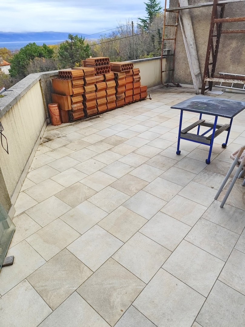 Zona di Vrbnik, casa in pietra con vista mare e giardino!