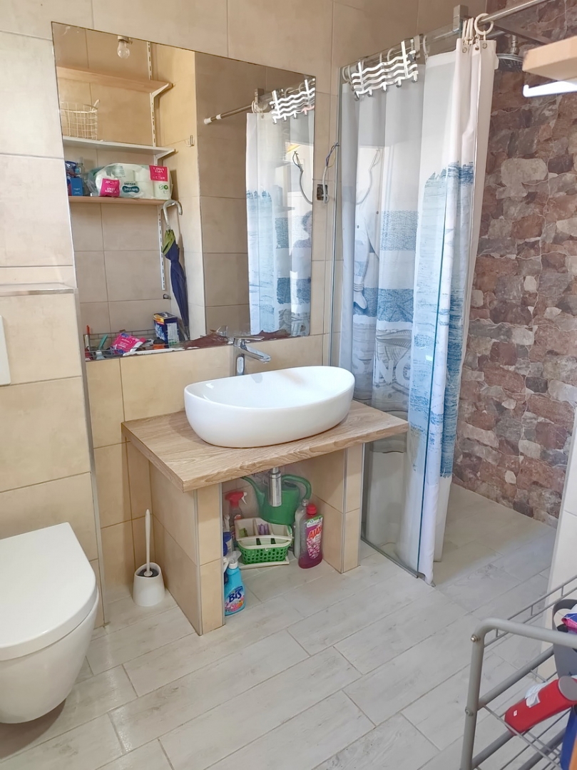 Zona di Vrbnik, casa in pietra con vista mare e giardino!