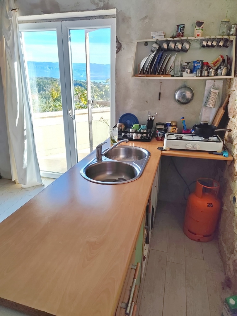 Zona di Vrbnik, casa in pietra con vista mare e giardino!