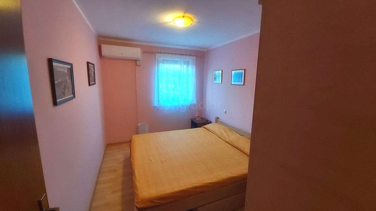 Baška, appartamento al piano terra a 200 m dal mare!