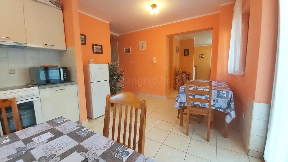 Baška, appartamento al piano terra a 200 m dal mare!