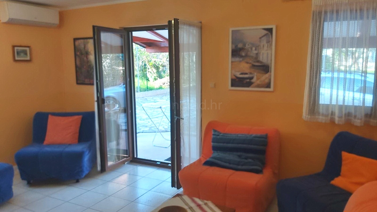 Baška, appartamento al piano terra a 200 m dal mare!