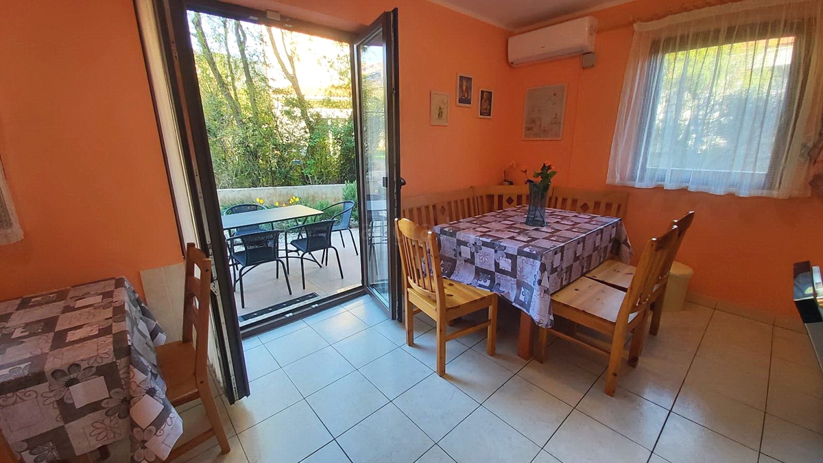 Baška, appartamento al piano terra a 200 m dal mare!