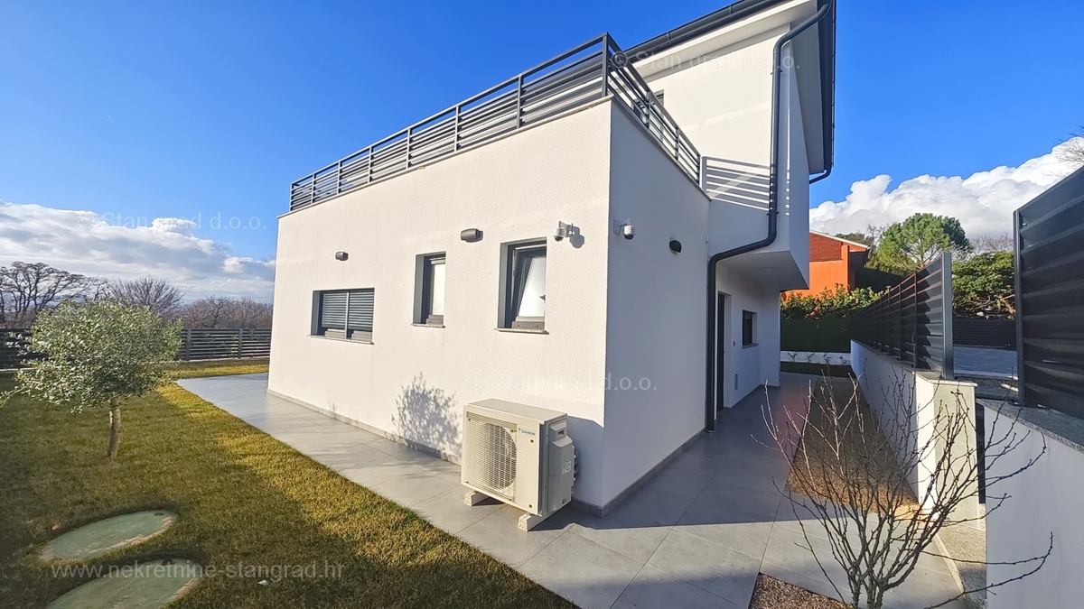 Malinska, casa bifamiliare di nuova costruzione con piscina!