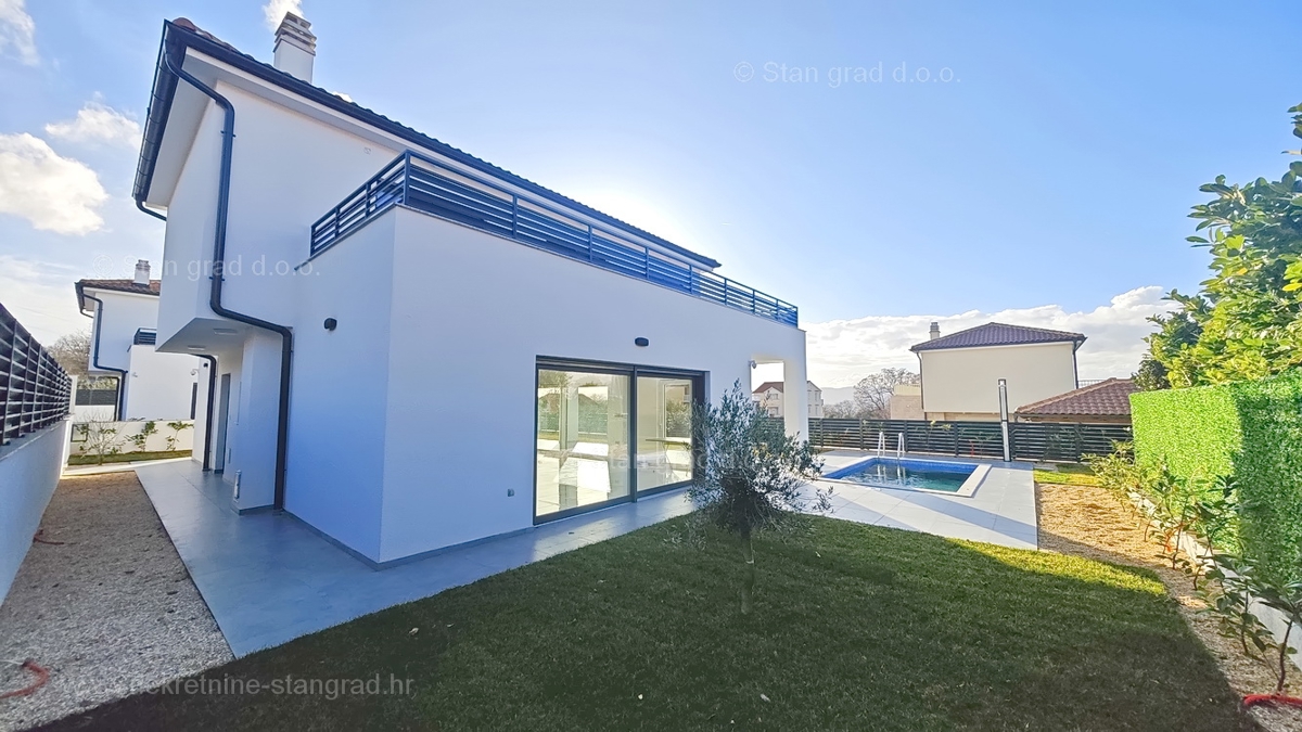 Malinska, casa bifamiliare di nuova costruzione con piscina!