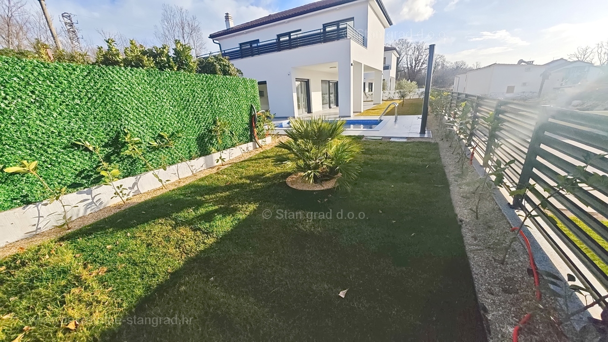 Malinska, casa bifamiliare di nuova costruzione con piscina!