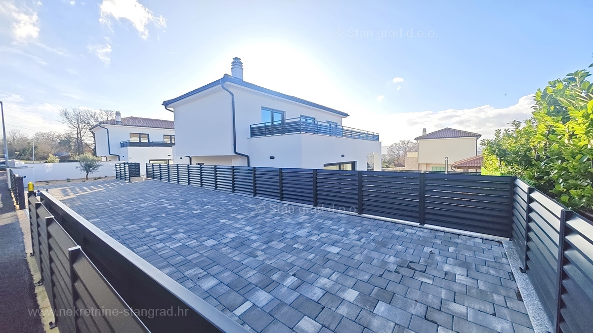 Malinska, casa bifamiliare di nuova costruzione con piscina!