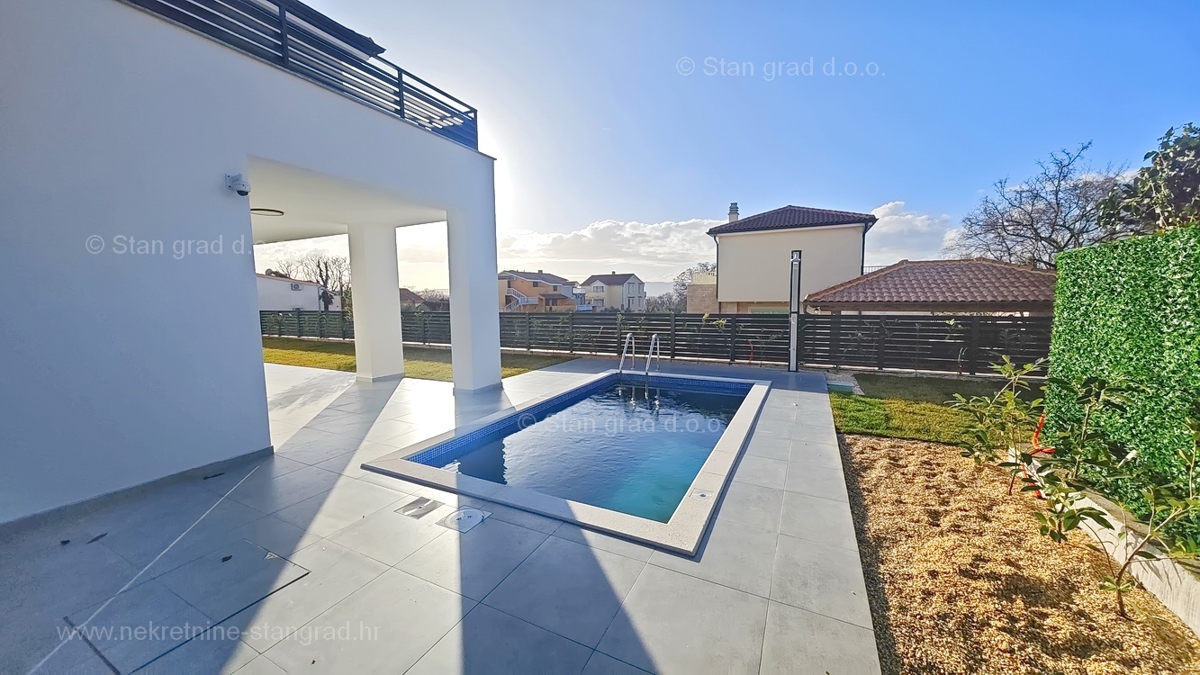 Malinska, casa bifamiliare di nuova costruzione con piscina!