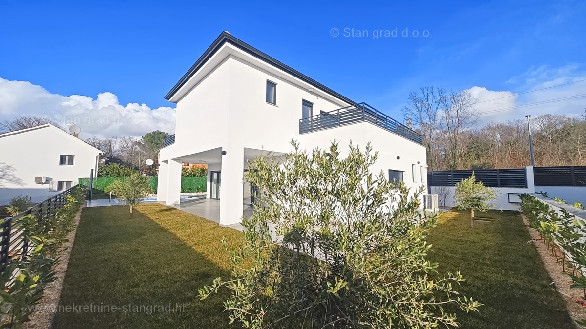 Malinska, casa bifamiliare di nuova costruzione con piscina!