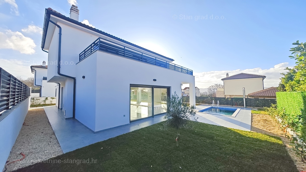 Malinska, casa bifamiliare di nuova costruzione con piscina!