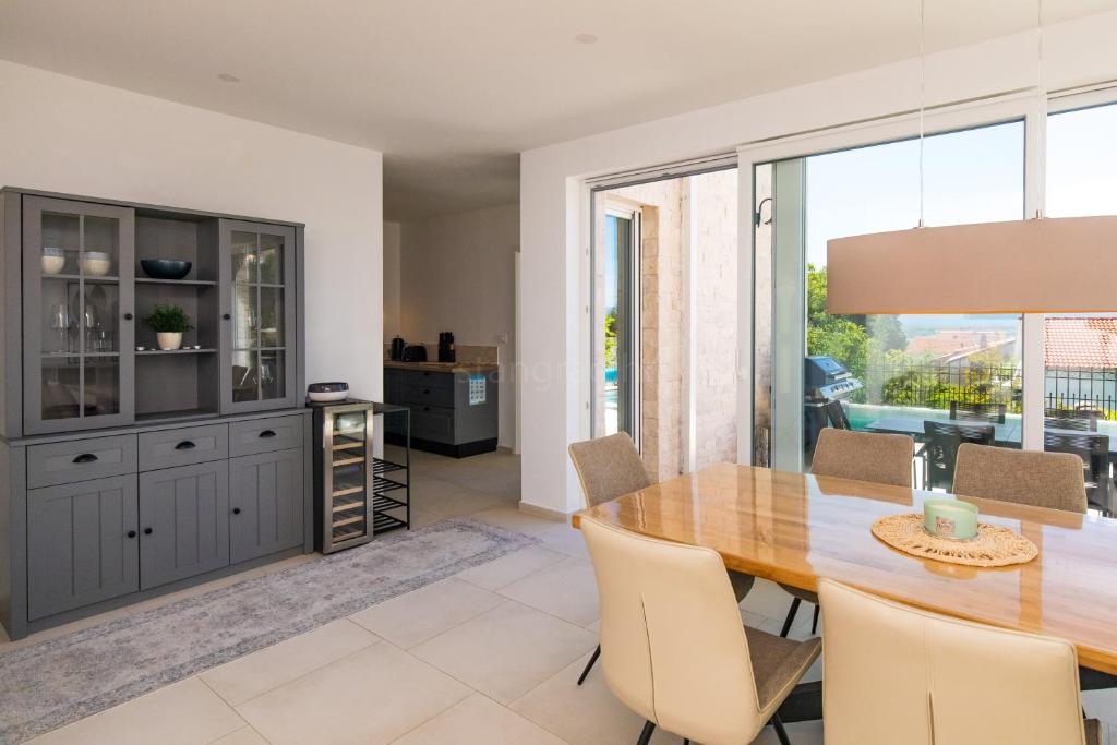 Malinska, moderna casa con piscina e vista mare!