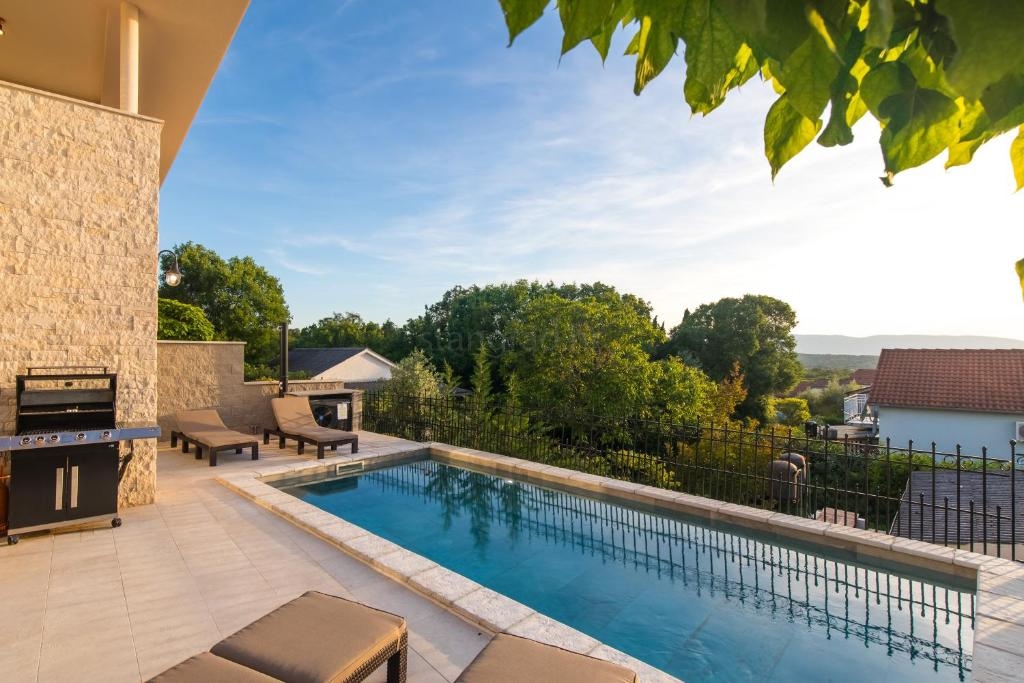 Malinska, moderna casa con piscina e vista mare!