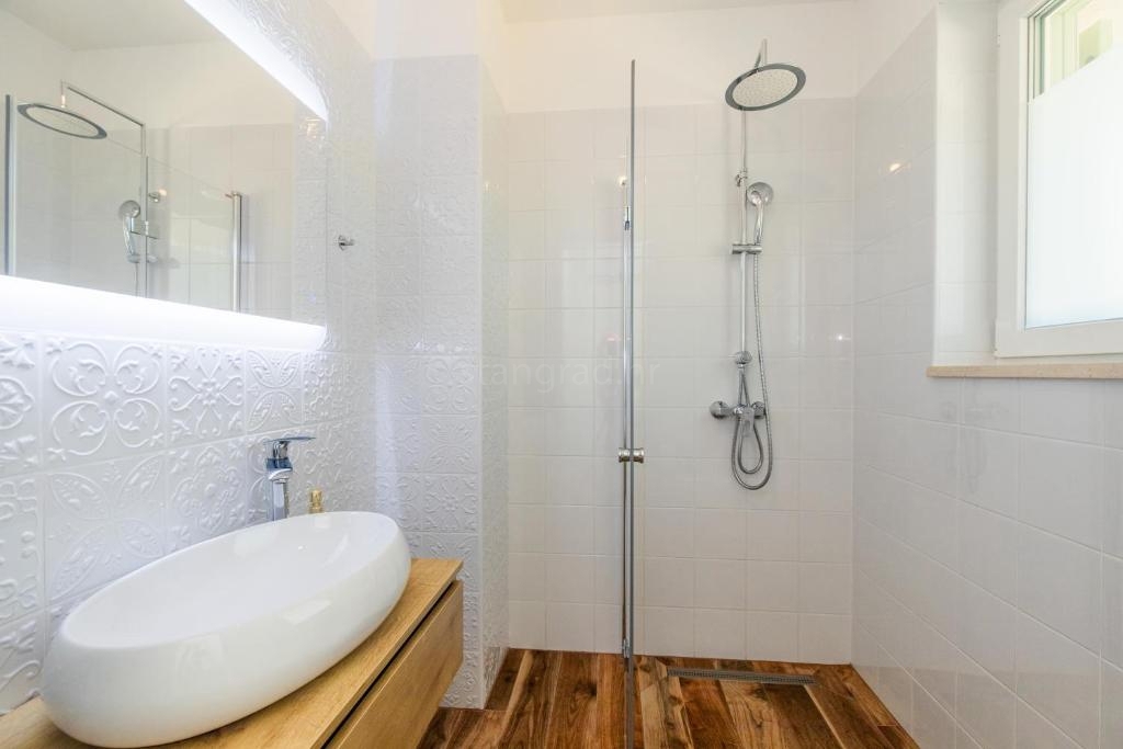 Malinska, moderna casa con piscina e vista mare!