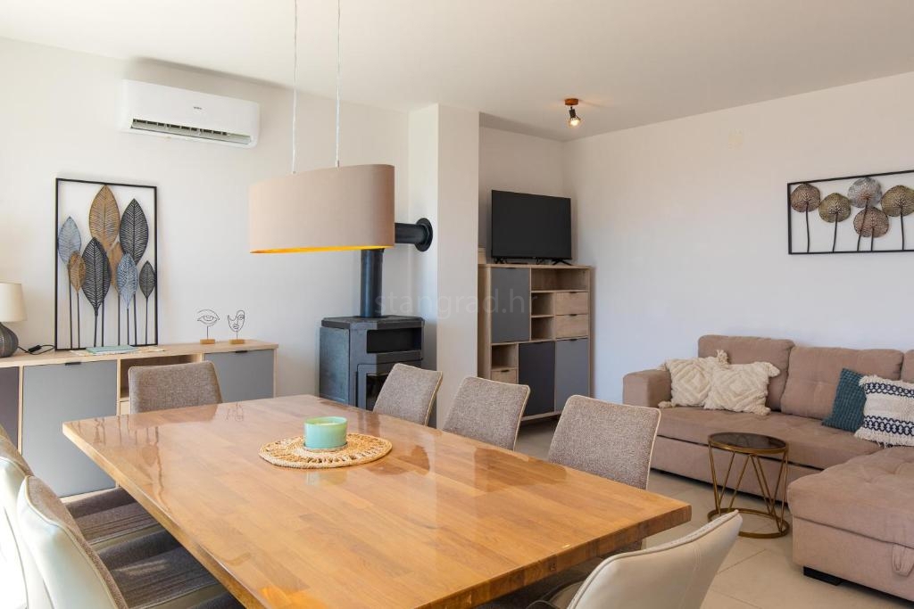 Malinska, moderna casa con piscina e vista mare!