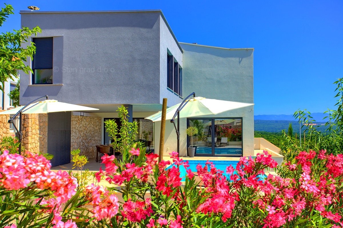 Esclusivo !! Casa moderna con piscina vicino a Krk