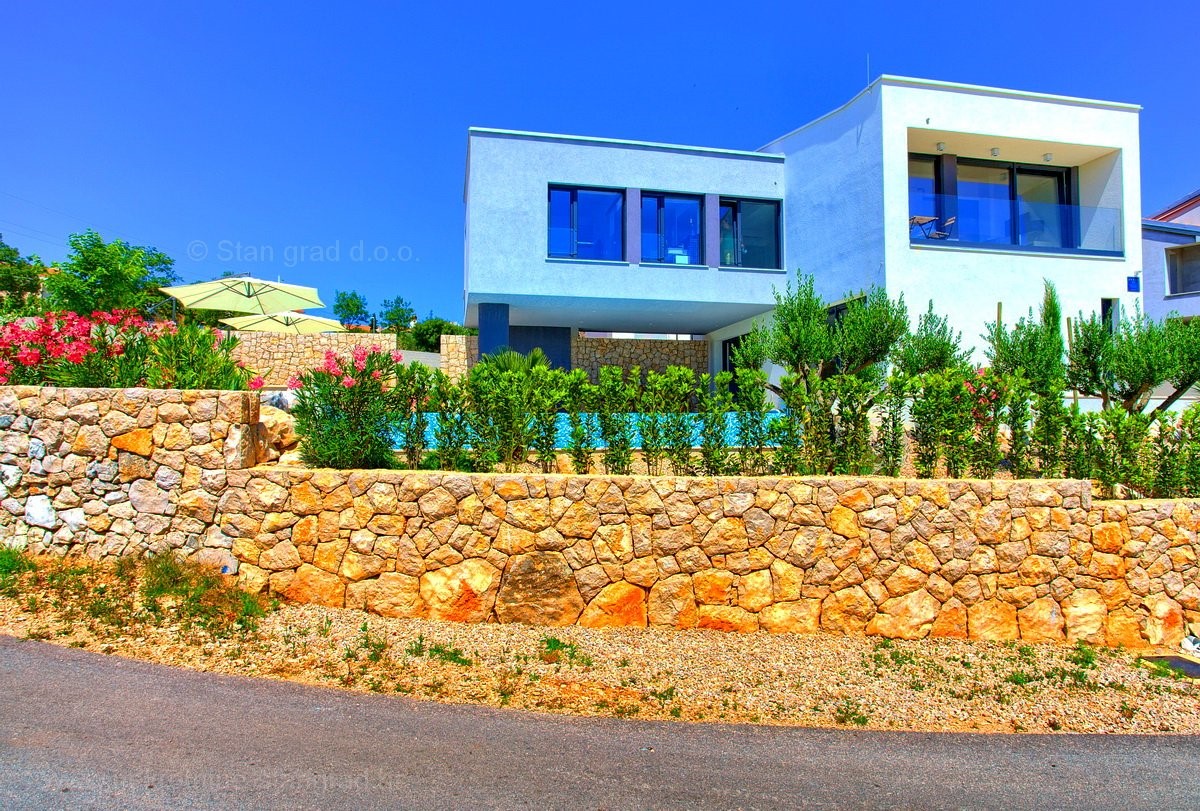 Esclusivo !! Casa moderna con piscina vicino a Krk