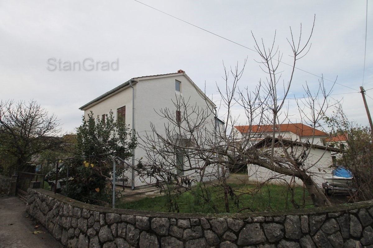 Malinska, casa indipendente con due appartamenti e ampio giardino in posizione tranquilla