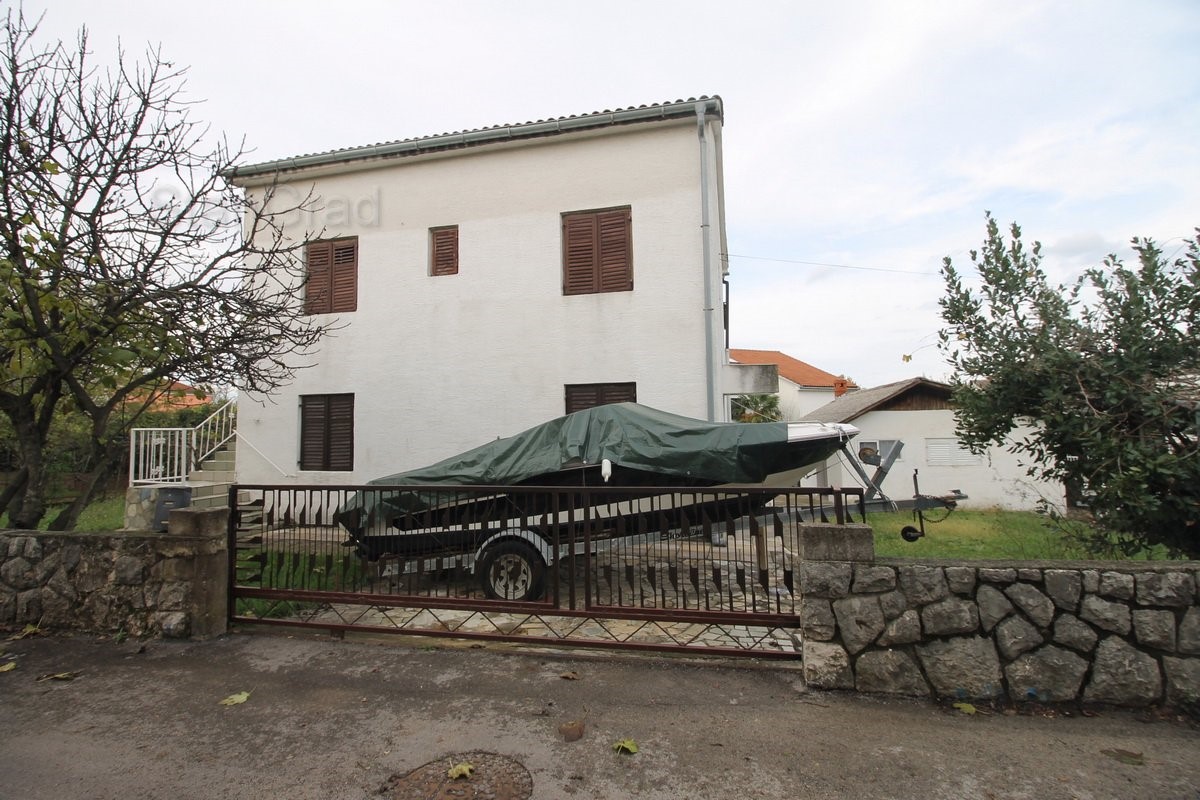 Malinska, casa indipendente con due appartamenti e ampio giardino in posizione tranquilla