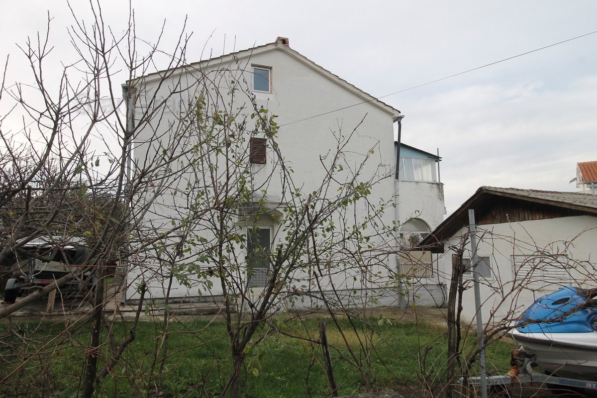 Malinska, casa indipendente con due appartamenti e ampio giardino in posizione tranquilla