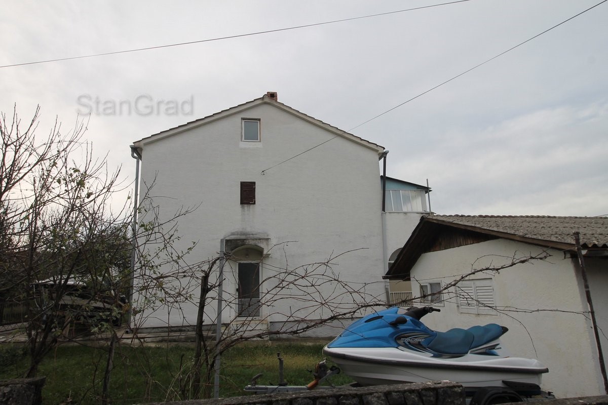 Malinska, casa indipendente con due appartamenti e ampio giardino in posizione tranquilla