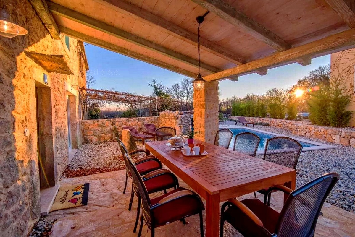 Vicino a Vrbnik, villa in pietra con piscina in una posizione tranquilla