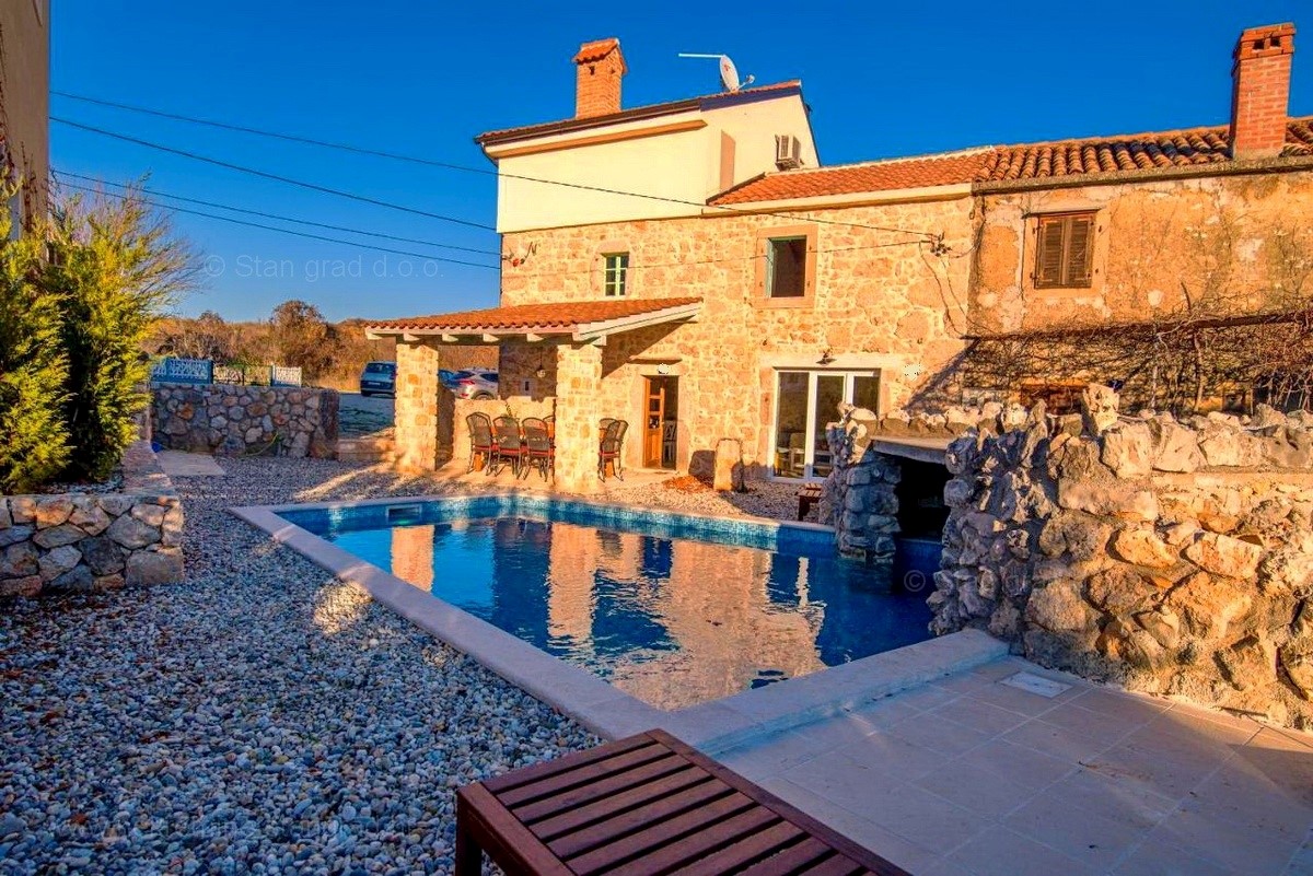 Vicino a Vrbnik, villa in pietra con piscina in una posizione tranquilla