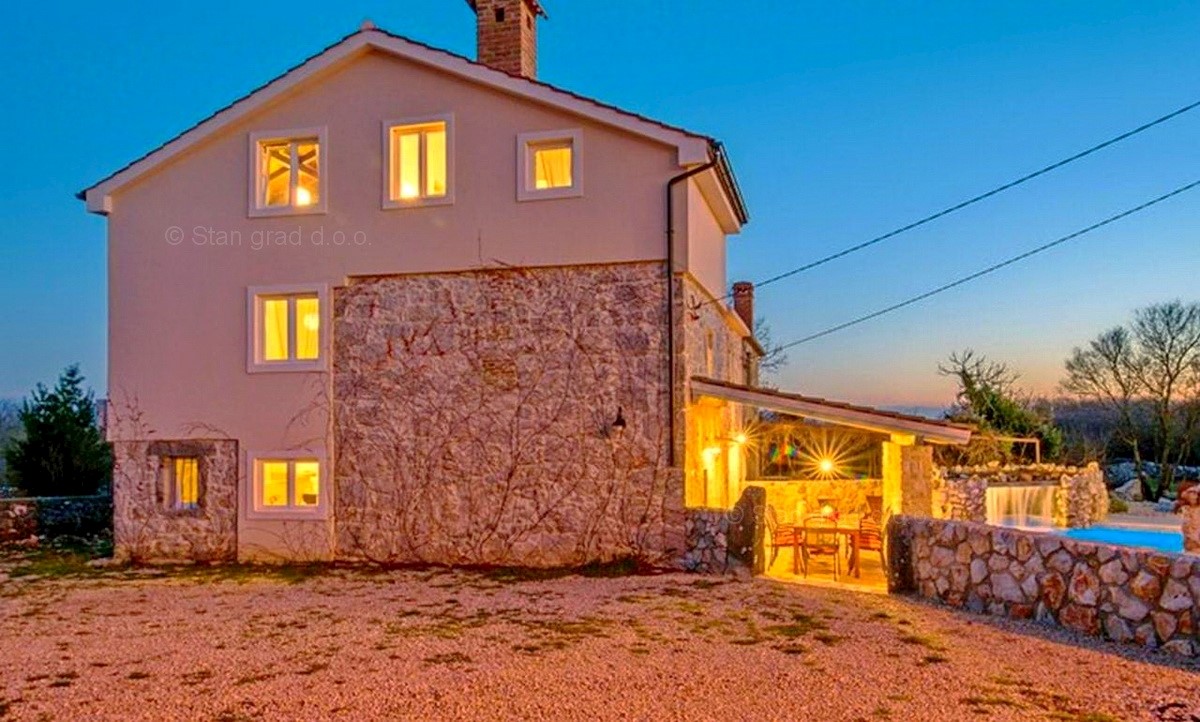 Vicino a Vrbnik, villa in pietra con piscina in una posizione tranquilla