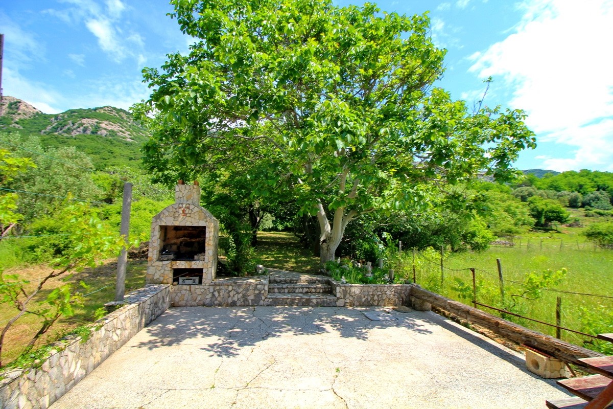 Baska, dintorni, casa in pietra a schiera con un bellissimo giardino