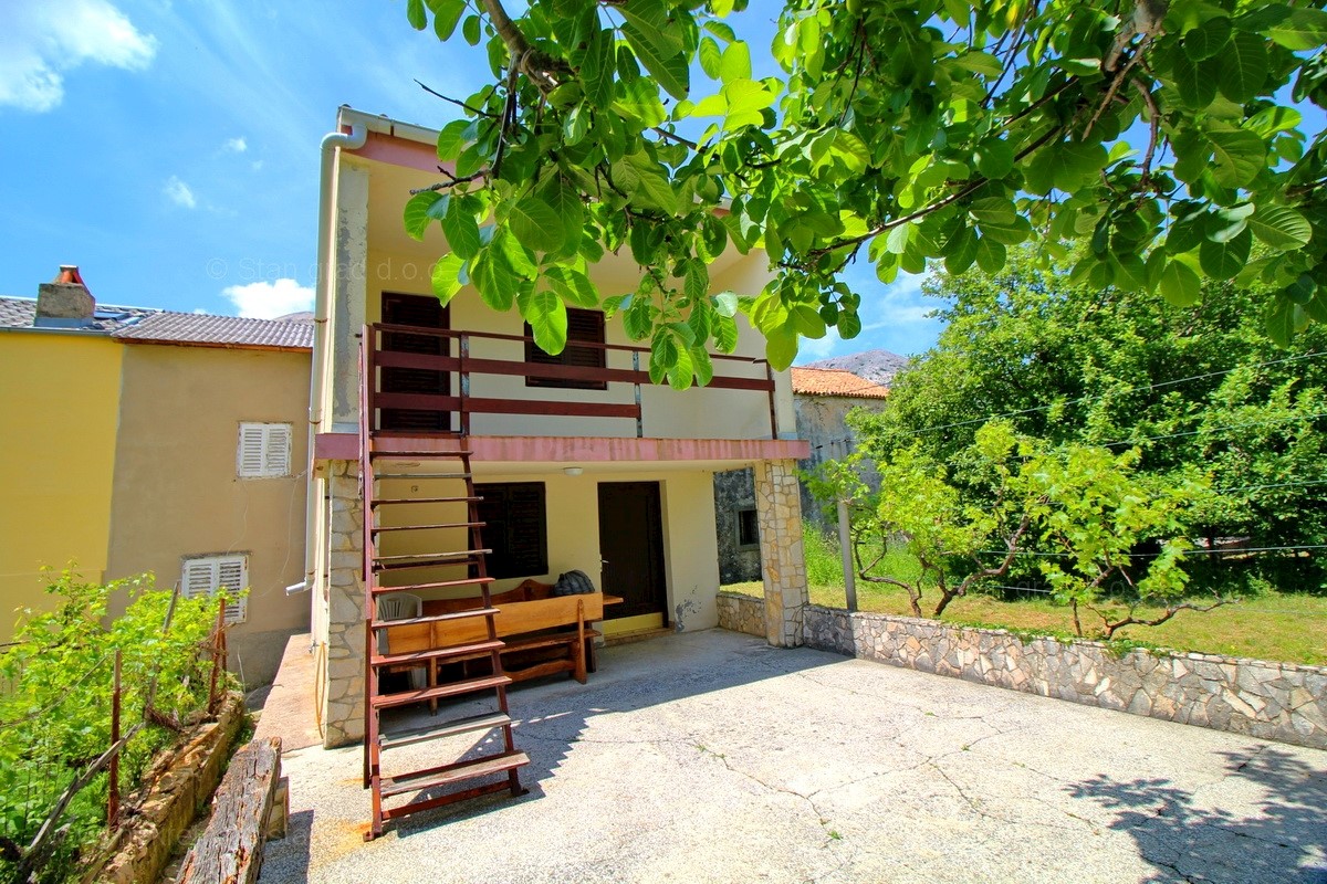 Baska, dintorni, casa in pietra a schiera con un bellissimo giardino