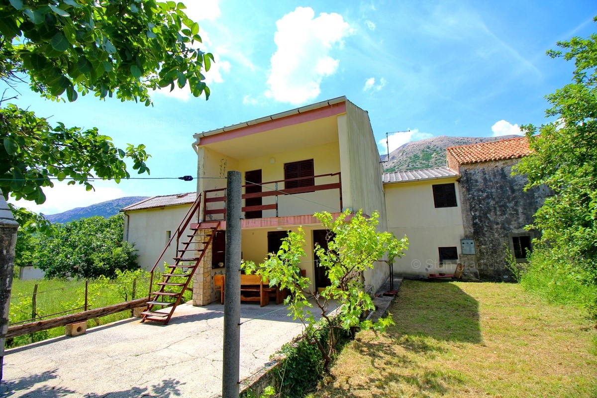 Baska, dintorni, casa in pietra a schiera con un bellissimo giardino