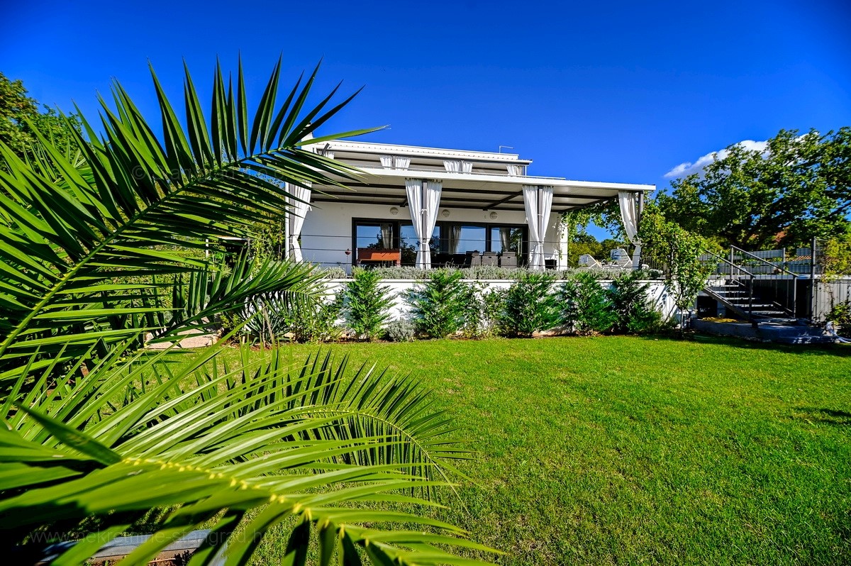 Malinska, dintorni, casa moderna con piscina, ampio giardino e vista